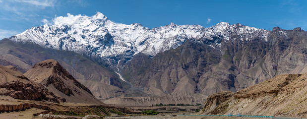 昆侖山最高峰公格爾峰以及白沙湖