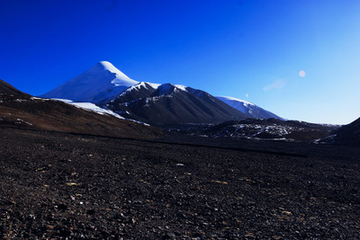 昆侖山主峰玉珠峰!藍天白云,雪山相應!
